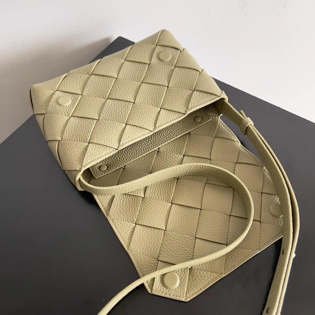 Batch 1860 BOTTEGA VENETA new Diago crossbody bag The diagonally built dynamic silhouette shows unique ingenuity. As a member of the B family's early autumn series, it uses the highest quality calfskin. The entire bag is softer, thicker and heavier, and durable. It is equipped with an adjustable strap. The texture of the 3cm wide leather strap is very similar to the litchi pattern. It is slightly stiffer than the litchi pattern. It is low-key, luxurious and full of connotation. It is refreshing and comfortable to match the upper body. Hu Yitian was also successfully captured by it. Style number: 795637 Size: 22.5*16.5*5.5cm